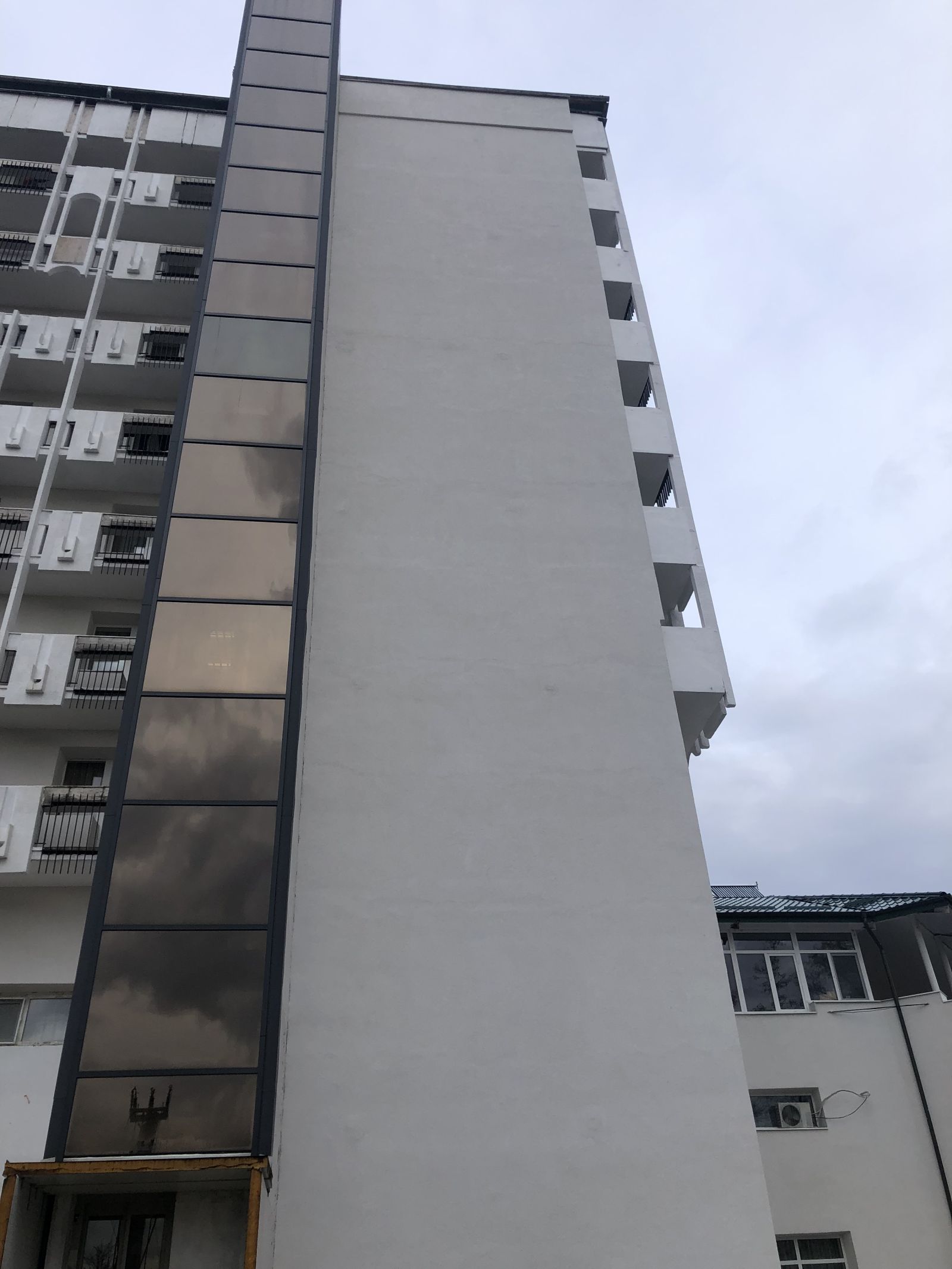 Fatada sud -dreapta lift.jpg