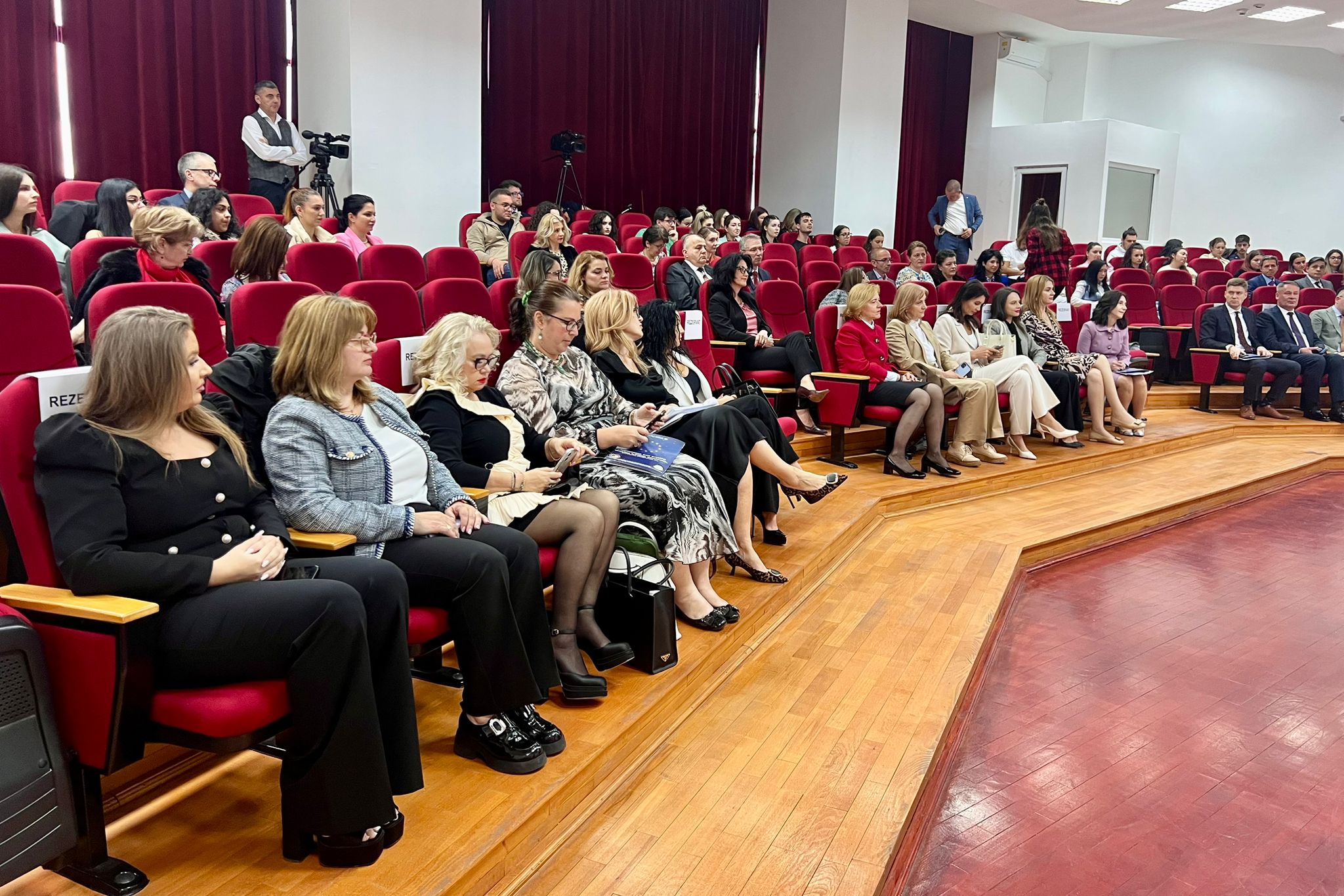 foto conf Universitate.jpeg