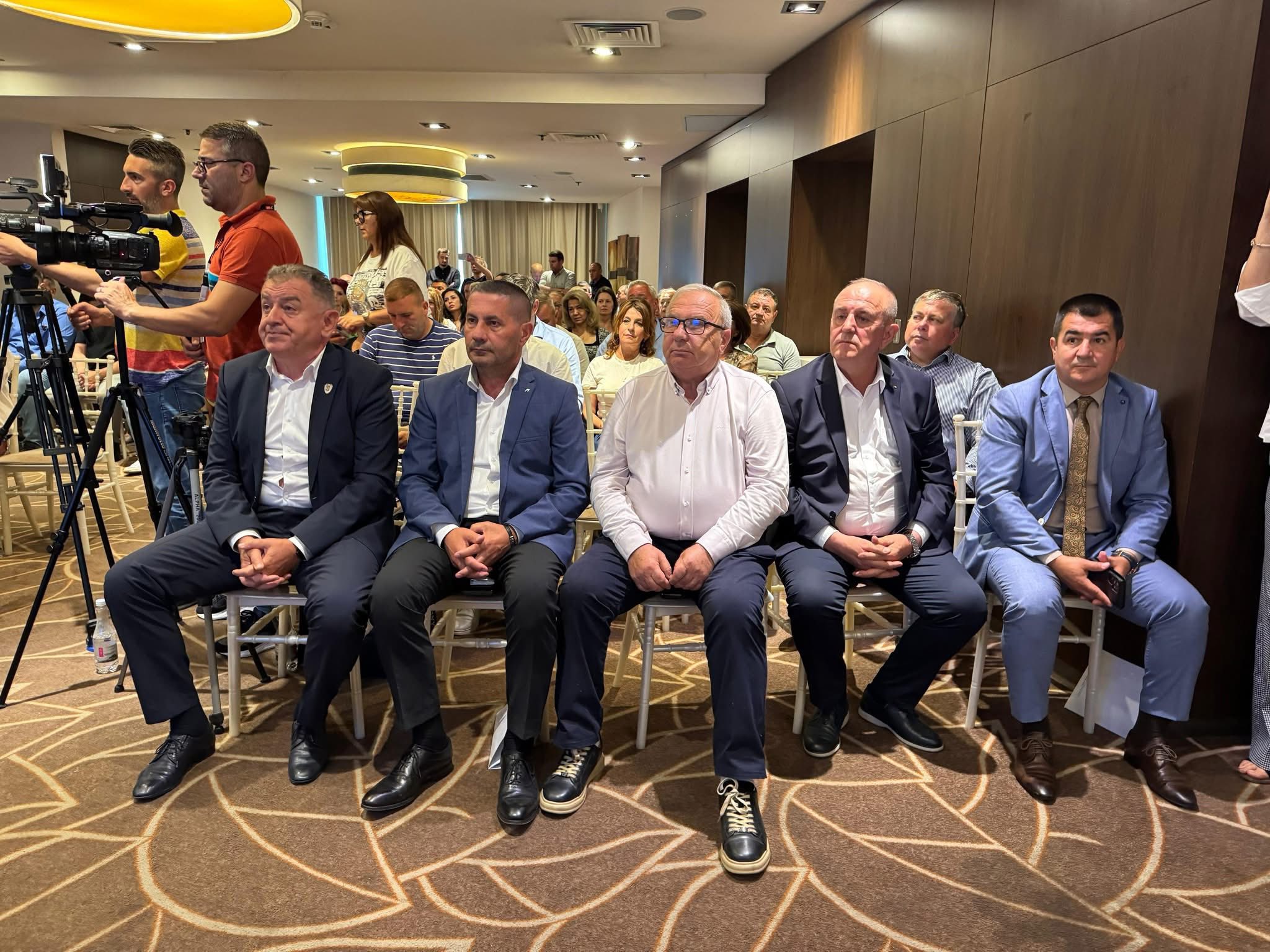 FOTO CONFERINTA APA CANAL 2.jpg