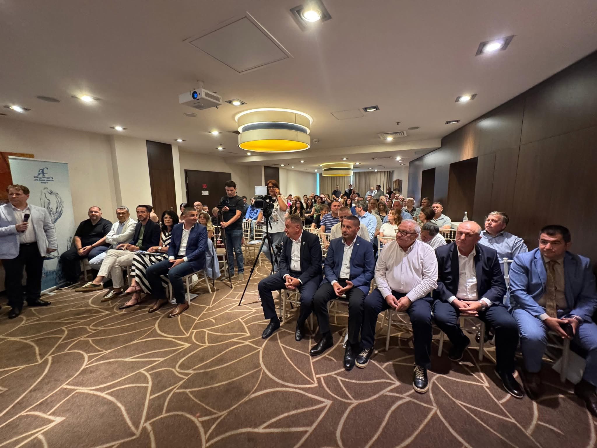 FOTO CONFERINTA APA CANAL 3.jpg