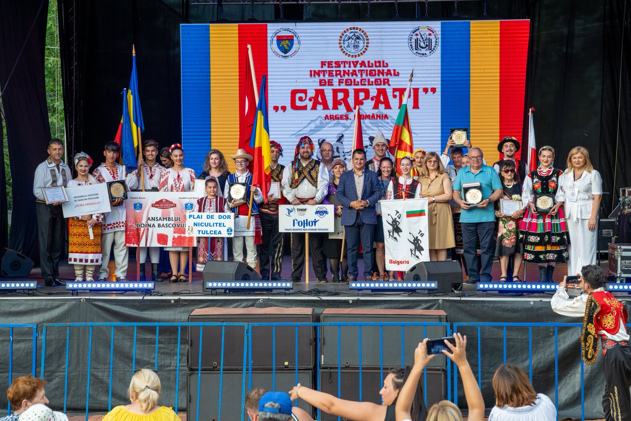 Foto_inchidere_festival_Carpati_1.jpg