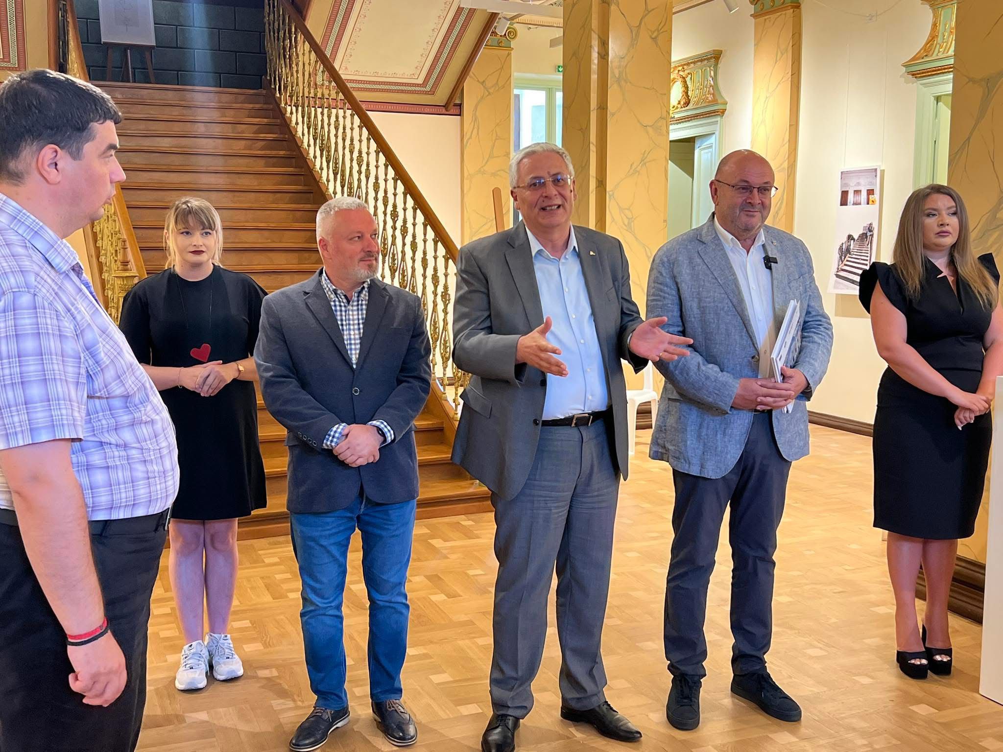 Foto_Conferinta_Galeria_de_Arta_3.jpg
