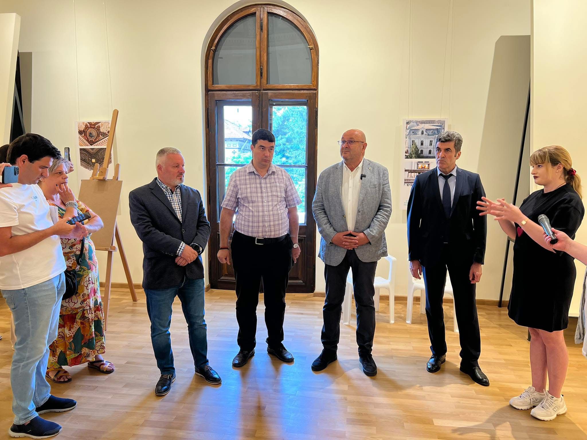 Foto_Conferinta_Galeria_de_Arta_4.jpg