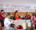 În Argeș, s-a reluat distribuția de lapte, corn și mere în școli!