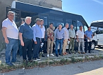 10 primării și două Centre Școlare de Educație Incluzivă au ridicat astăzi noile microbuze electrice școlare