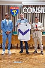 500 de tineri fotbaliști de la FC Argeș au primit echipamente noi de joc, printr-un proiect cofinanțat de Consiliul Județean Argeș
